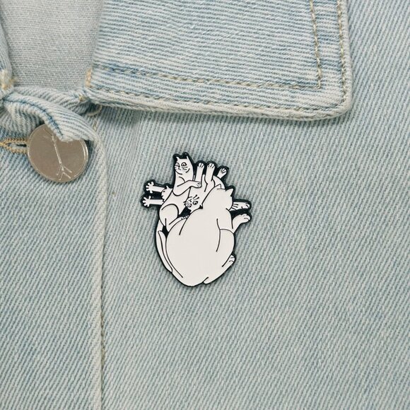 ⭐Cat Pins Enamel Lapel Dark Punk White Black Lover Cat Heart Animals Broch Punk - Picture 1 of 6